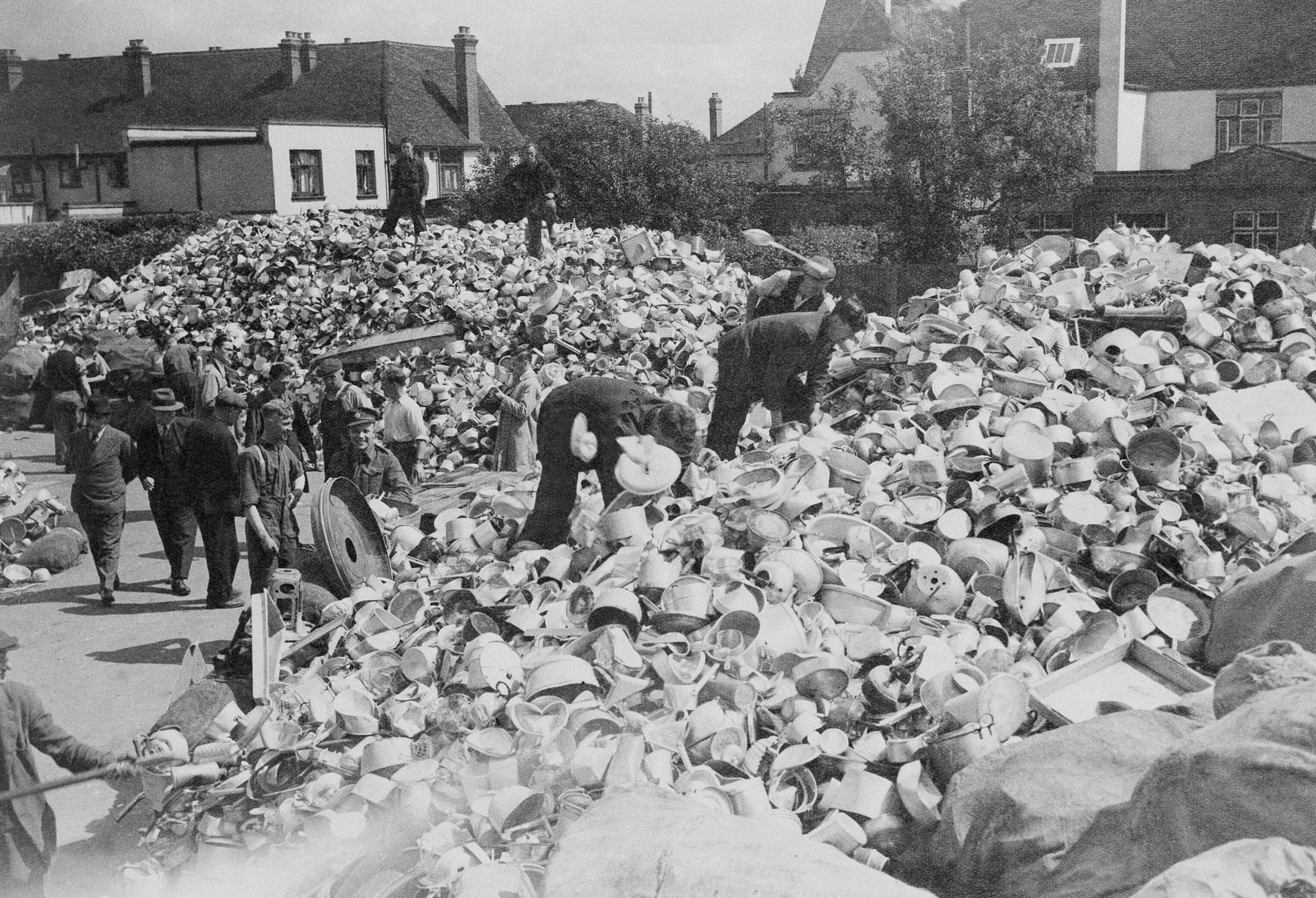 1940: England Pots For Planes